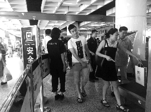 南京地鐵新街口站，大多數(shù)市民自覺配合安檢