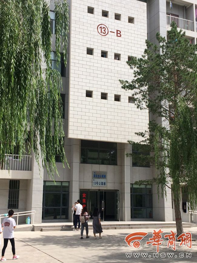 8月30日，榆林學院有學生發(fā)微博對女生宿舍樓住進男生提出質疑。9月3日，學校宣傳部門回應，女生宿舍樓里確實住著3名男研究生，但該樓的格局是套間，跟單元房一樣是獨立的，大學應有包容的精神。