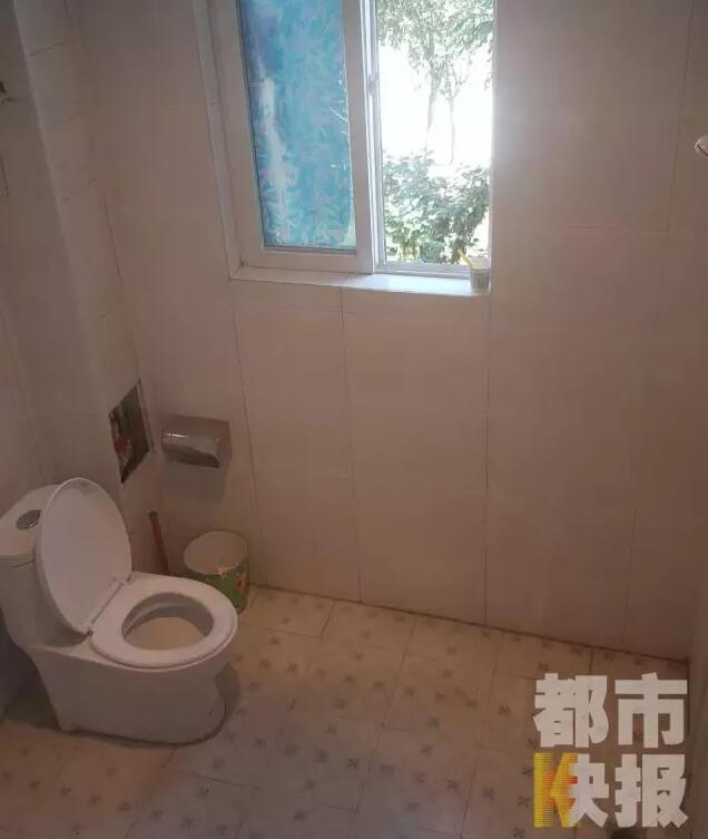 西安市戶縣草堂鎮(zhèn)的李家?guī)r村，有多戶人家經(jīng)營著農(nóng)家樂，但昨晚發(fā)生的這件事情打破了這里的寧靜。村民：“縣上的、鎮(zhèn)上的警察，還有村干部好多人在那兒，說是女的在衛(wèi)生間生產(chǎn)，把娃從窗子扔下來?！鞭r(nóng)家樂員工：“(聽說)直接從二樓扔下來了，呀，太殘忍了?！弊蛲淼氖拢芏嗳私裨绮怕犝f，震驚之余更感到惋惜。記者今天在高冠西五巷口找到了大家所說的農(nóng)家樂，一夜過去了，作為和那名女顧客有過交集的老板娘，心情仍然很沉重。