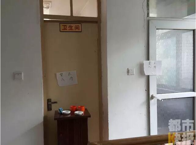 當馮女士走出大門，繞到院子的側(cè)面時，衛(wèi)生間窗戶下方草叢中的一幕，讓她驚出了一身冷汗。農(nóng)家樂老板娘馮女士：“就是孩子，旁邊帶著胎盤?！弊蛲硎稽c半事發(fā)后，馮女士報了警，很不幸，男嬰已經(jīng)死亡。涉及的兩個房間，暫時被封鎖，里面已經(jīng)清理干凈。隨后記者也從轄區(qū)草堂派出所了解到，這兩男一女三人是朋友關(guān)系，女子的年齡大概是二十二三歲。該女子事發(fā)后被送往醫(yī)院，同行的兩名男子當時被警方帶去派出所接受了筆錄調(diào)查后，已經(jīng)離開了派出所。