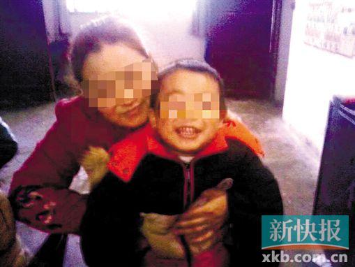 程女士生前和小孩開(kāi)心玩耍。家屬供圖