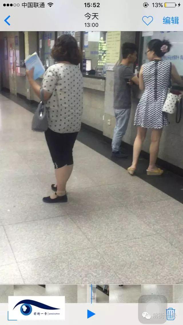 該女子在大廳內徘徊發(fā)現(xiàn)女患者便主動上前搭訕。