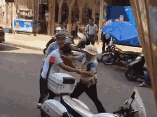 嫌疑男子涉嫌無證駕駛摩托車，且車輛違規(guī)加裝遮陽傘并在行駛時不戴安全頭盔，辱罵毆打執(zhí)法交警。 本文圖片均來自 廣西梧州在線警務(wù)