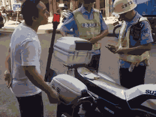 廣西梧州一男子騎車違法加裝遮陽傘，辱罵腳踹執(zhí)法交警被拘