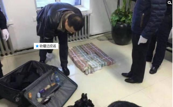 京華時報訊昨天凌晨1點左右，黑龍江省密山市一銀行金庫發(fā)生搶劫案。一名身穿迷彩服男子準備劫取現(xiàn)金時被發(fā)現(xiàn)，致一名金庫值守人員死亡，隨后棄款而逃。目前，該男子尚未歸案，案件正在全力偵辦中。
