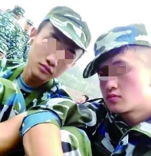 入學(xué)軍訓(xùn)時(shí)，滕某（左）和蘆海清的合影