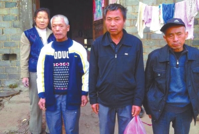 已被判死緩、在獄中服刑的4個(gè)村民的家人一直在為兒子喊冤。圖片來自網(wǎng)絡(luò)