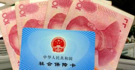 從今年1月1日開始，原有的失業(yè)保險(xiǎn)費(fèi)率是1.5%的有22個(gè)省份，包括新疆生產(chǎn)建設(shè)兵團(tuán)，可以在確保失業(yè)保險(xiǎn)金按時(shí)足額發(fā)放、穩(wěn)崗補(bǔ)貼順利實(shí)施的基礎(chǔ)上，可以降低0.5個(gè)百分點(diǎn)。個(gè)人的費(fèi)率不超過單位的費(fèi)率。