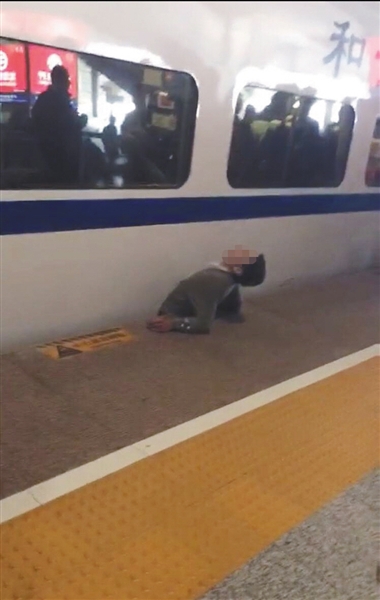 視頻顯示，一男子下半身被卡在站臺與列車之間縫隙。