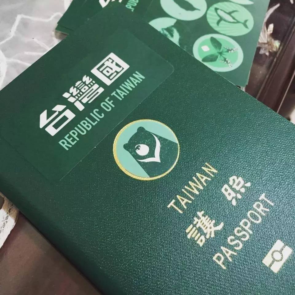 環(huán)環(huán)一直排在這個(gè)女孩后面，想看看日本入境官員如何處理這個(gè)令人啼笑皆非的所謂“臺灣國”。