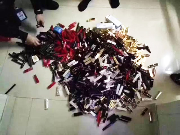 民警搜查出來的口紅。