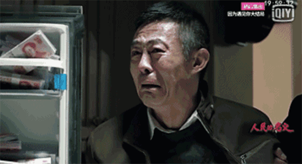 查案人員搜出的2.3億現(xiàn)金，從銀行運(yùn)來(lái)十二臺(tái)點(diǎn)鈔機(jī)，竟然燒壞了六臺(tái)。
