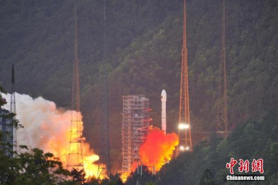 4月12日19時04分，中國西昌衛(wèi)星發(fā)射中心成功發(fā)射實踐十三號衛(wèi)星。 葉樂峰 攝