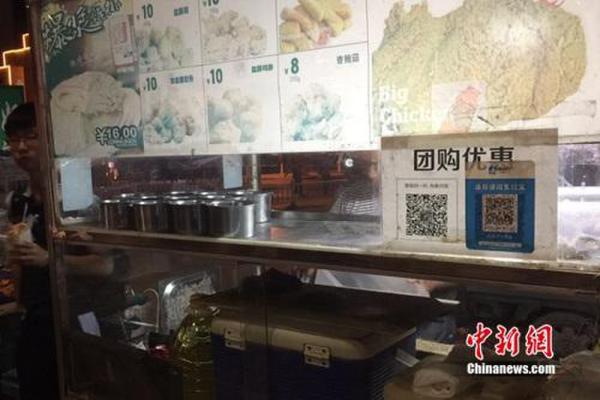 不少小商販都用上掃碼支付。中新網(wǎng) 吳濤 攝