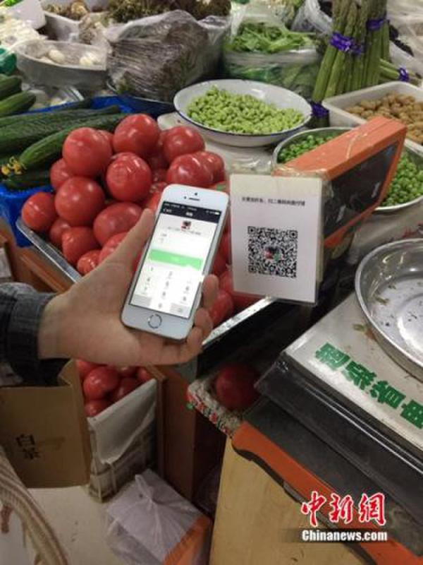 有顧客正在用微信支付結(jié)賬。中新網(wǎng) 吳濤 攝