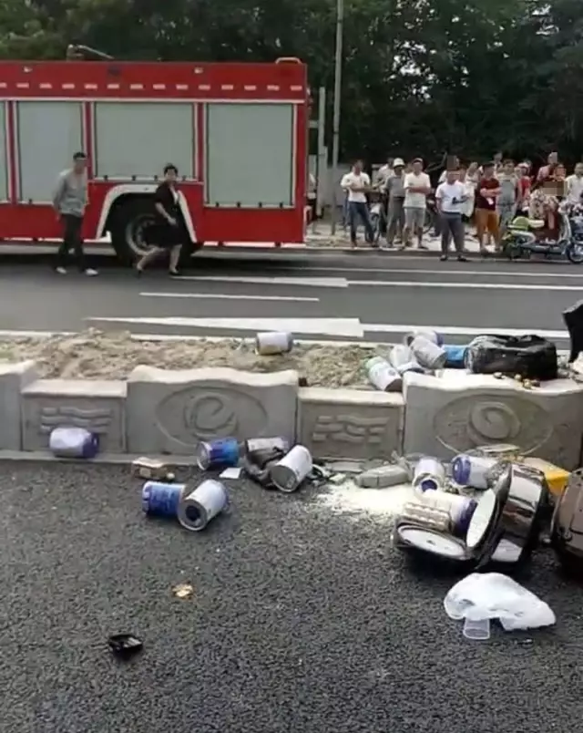 不值！小車四腳朝天司機(jī)身亡 死者只為偷幾罐奶粉