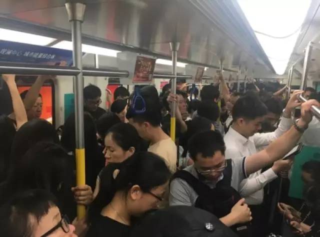 尷尬了！深圳地鐵首開女性車廂 結(jié)果塞滿男乘客