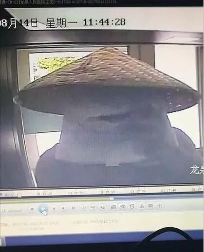 男子在酒店裝攝像頭專(zhuān)敲老板 事后戴斗笠蒙面取錢(qián)