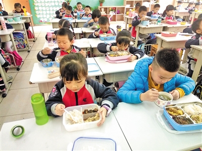 重慶一小學(xué)發(fā)好習(xí)慣手冊(cè):吃飯時(shí)請(qǐng)長(zhǎng)輩先坐