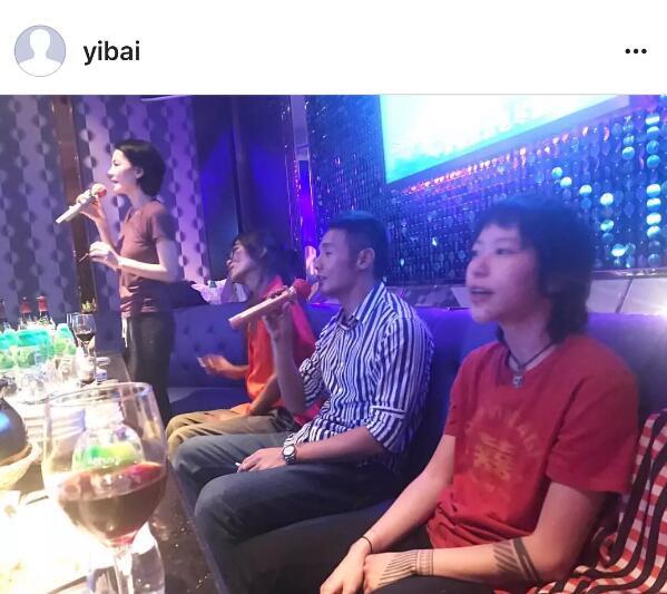 王菲母女跟李榮浩一起唱K，竇靖童的表情亮了