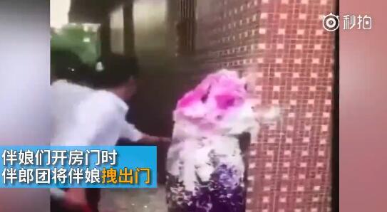 據(jù)澎湃新聞消息，近日廣東江門開平某村又現(xiàn)惡俗婚鬧。男方兄弟團去接新娘的時候，先用彩帶對著姐妹團狂噴，后來甚至有人用滅火器直接噴伴娘面部，害的伴娘差點被送進醫(yī)院。