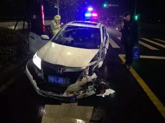 今天凌晨，杭州一對(duì)環(huán)衛(wèi)工夫婦被車撞進(jìn)錢塘江