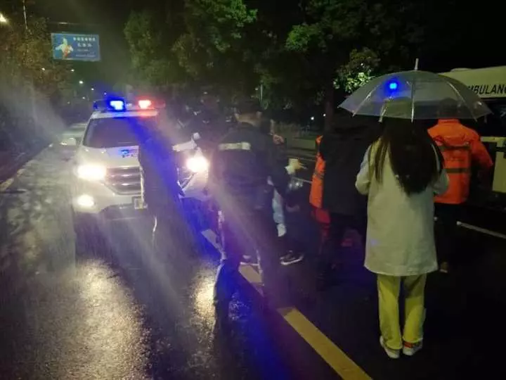今天凌晨，杭州一對(duì)環(huán)衛(wèi)工夫婦被車撞進(jìn)錢塘江