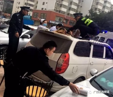 ▲女子跌落至一面包車車頂，民警和醫(yī)護(hù)人員將其救下。