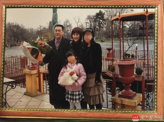 回國之前的張津華和王煥凱，兩個可愛的女兒，一家四口曾經(jīng)幸福的生活。