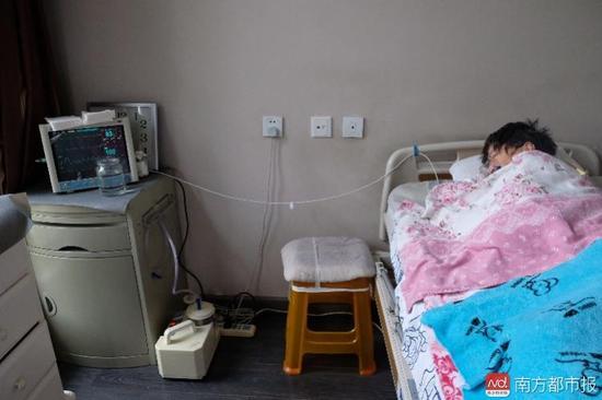 為了照顧張津華，家人把家里的房間變成了病房。氧氣管、心電圖、呼吸機、排痰機、鼻飼管、藥柜……（羅逸爵 攝）