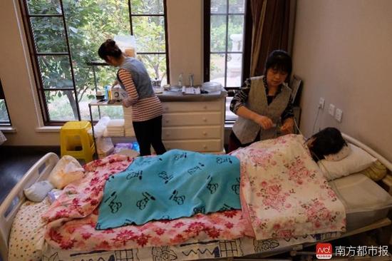 臥床九年不醒的張津華，家人雇傭了多名護工照顧，前后花了將近600萬。