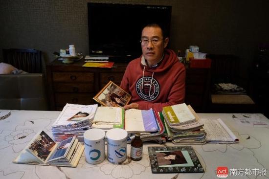 王煥凱及家人這些年照顧張津華做的護理記錄。（羅逸爵 攝）