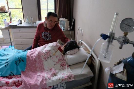 氧氣的轟隆聲，一刻不停地在這個家里“吵”了九年多。（羅逸爵 攝）