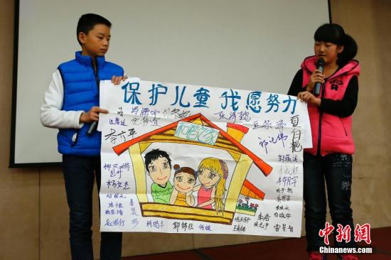 12月4日，由全國婦聯(lián)和聯(lián)合國兒童基金會在北京共同舉辦了“共同行動——停止對兒童暴力，促進兒童保護”的主題宣傳活動。圖為活動兒童代表以繪畫的形式說出他們的心聲。<a target='_blank'  _fcksavedurl='http://www.chinanews.com/'>中新社</a>發(fā) 富田 攝