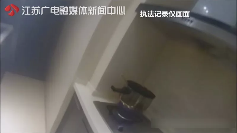 醉酒女子獨(dú)自在家干這事 醒來(lái)看見滿屋陌生人