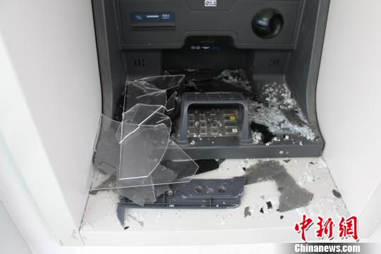被砸的ATM機(jī)。萬山警方提供