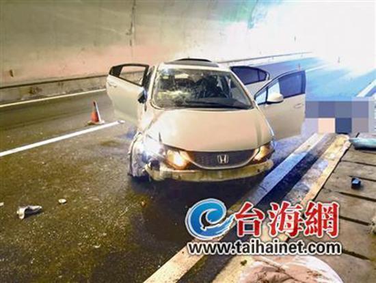 小車在龍巖高速隧道內(nèi)翻車，擋風(fēng)玻璃脫落。 臺海網(wǎng) 圖