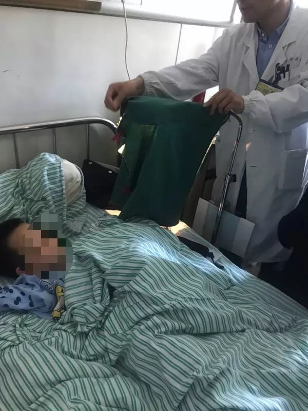 嚇哭！6歲男孩被夾斷手指 罪魁禍?zhǔn)拙故切７? oldsrc=
