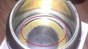 太惡心！女游客竟用酒店燒水壺煮自己的臟內褲