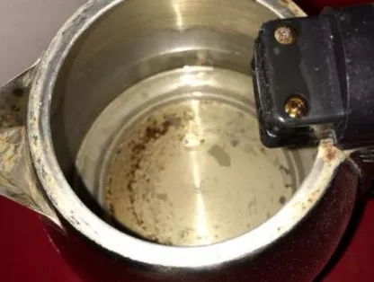 太惡心！女游客竟用酒店燒水壺煮自己的臟內褲