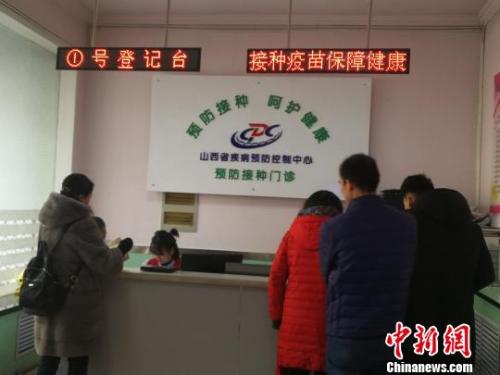 當(dāng)日，山西省疾病預(yù)防控制中心門診部擠滿了前來接種和咨詢四價(jià)宮頸癌疫苗的女性。 范麗芳 攝