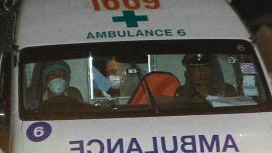 救護車帶著被救少年離開。（圖：EPA）