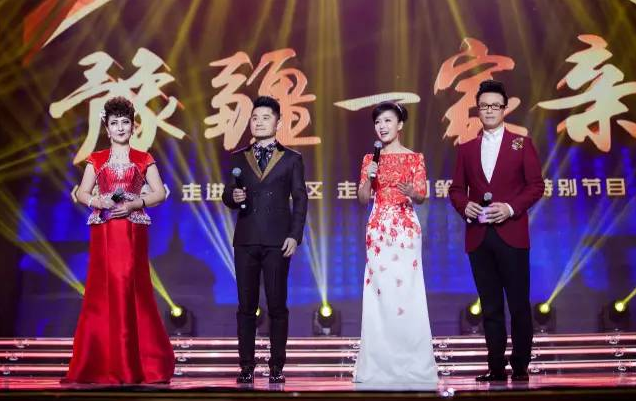 主持人：白燕升、龐曉戈、關(guān)楓、熱娜·古麗（從右到左）