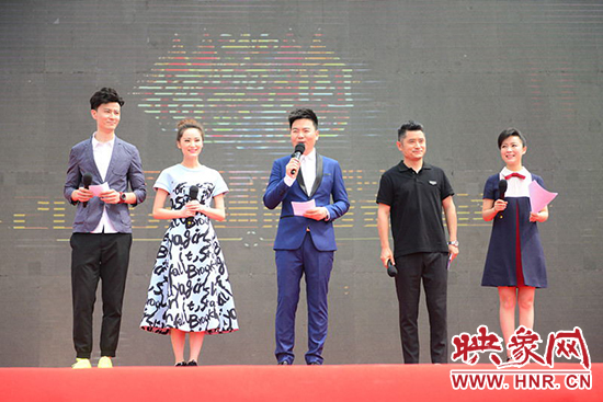 電視臺(tái)主持人與電臺(tái)主播搭檔主持，讓人耳目一新