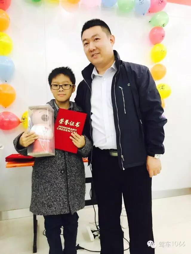 我是小小銀行家，來(lái)跟行長(zhǎng)合個(gè)影哦