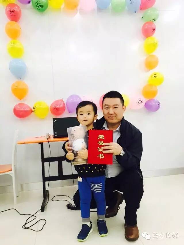 我是小小銀行家，來(lái)跟行長(zhǎng)合個(gè)影哦