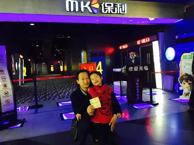 再來看兩個萌娃，表情都好有戲！