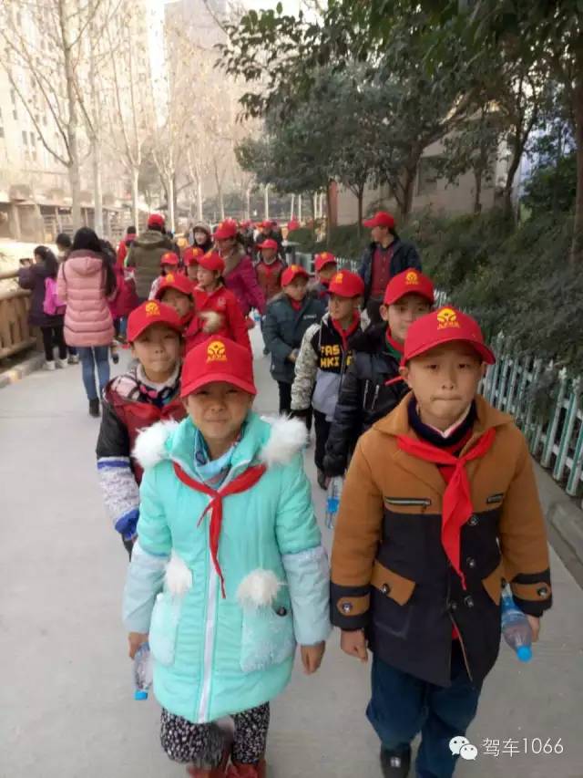脖子上戴著紅領巾，頭上頂著小紅帽，排著整齊的隊伍——出發(fā)！