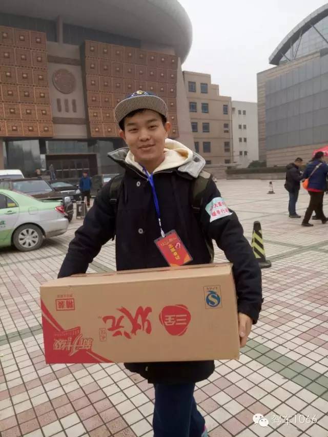 河南電臺(tái)1066主持人小澤，搬送愛心餃子。