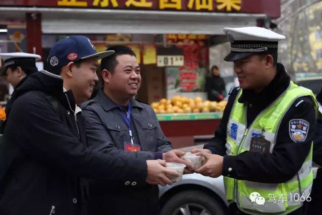 新華社攝影記者李博，也隨我們1066小分隊(duì)一路同行他也為我們記錄下了一幕幕溫暖的瞬間。